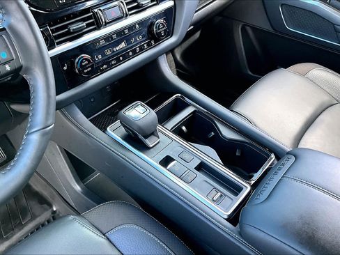 Used 2024 Nissan Pathfinder SL w/ SL Premium Package FWD image 17