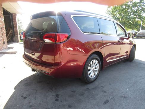 Used 2017 Chrysler Pacifica Touring-L image 11