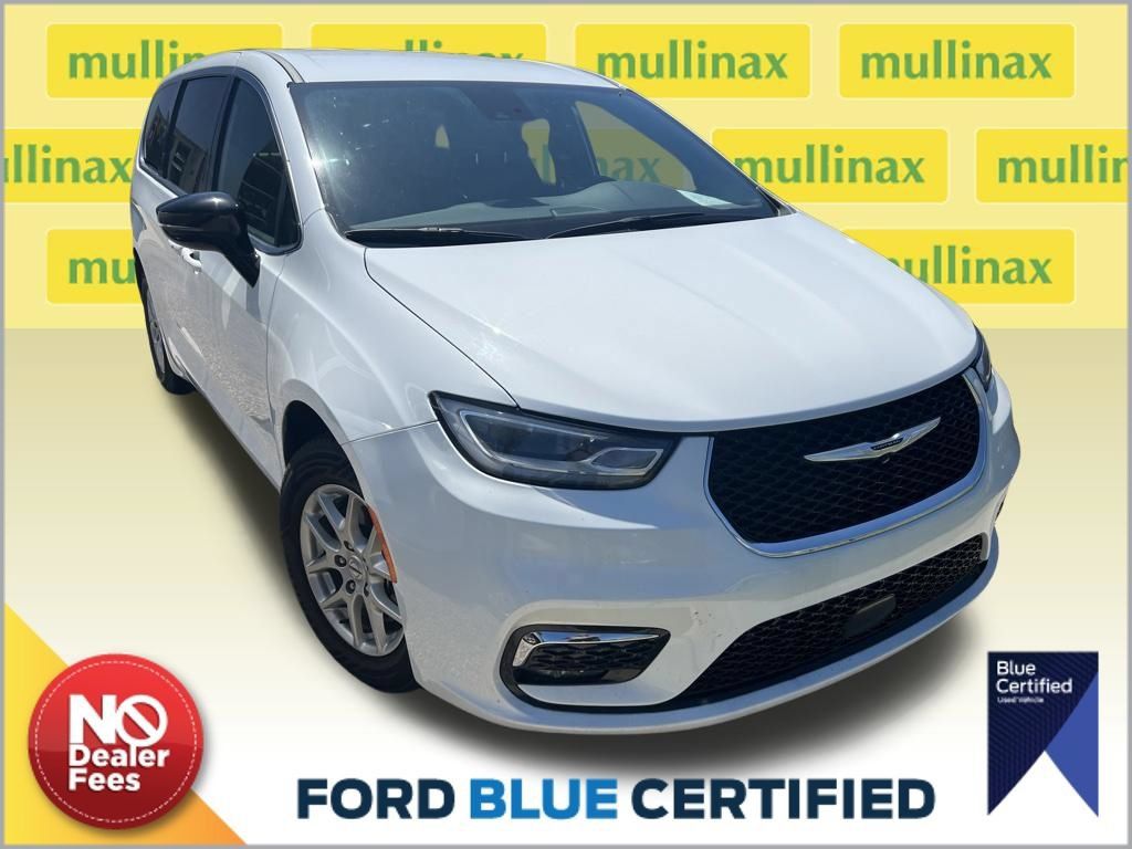 Used 2025 Chrysler Pacifica Select FWD image 1