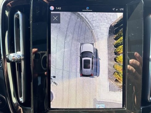 Used 2025 Volvo XC40 B5 Plus image 24