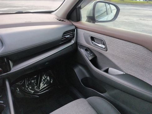 Certified 2022 Nissan Rogue SV FWD image 17