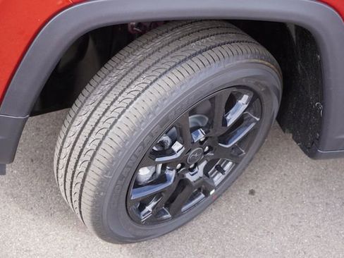 New 2025 Jeep Compass Latitude w/ Sun & Sound Group image 9