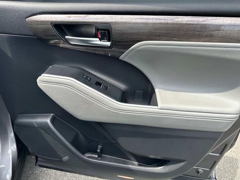 Used 2023 Toyota Highlander Limited image 24