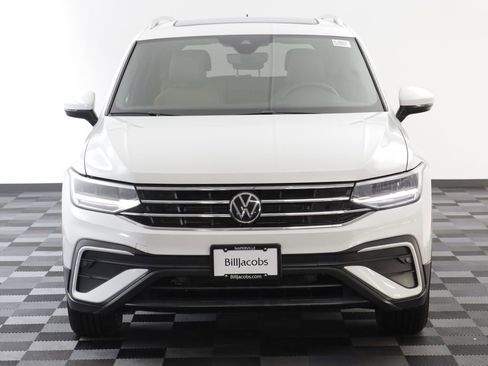 Certified 2023 Volkswagen Tiguan SE w/ Panoramic Sunroof Package AWD/4WD image 22