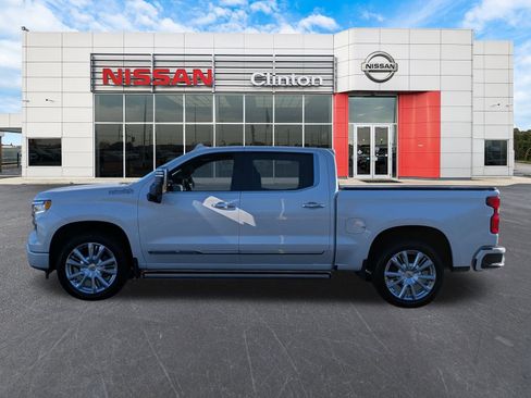 Used 2025 Chevrolet Silverado 1500 High Country w/ High Country Premium Package AWD/4WD image 6