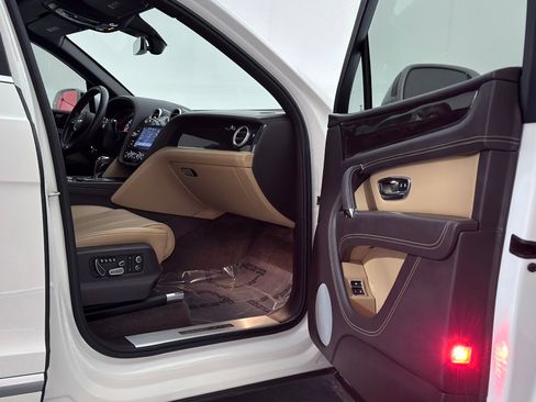 Used 2018 Bentley Bentayga image 27