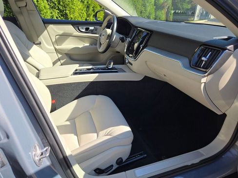 Used 2024 Volvo V60 B5 Cross Country Plus image 7