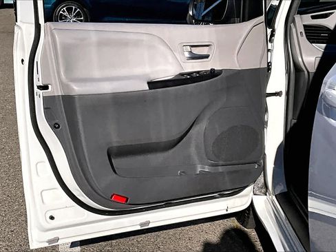 Used 2015 Toyota Sienna LE image 21