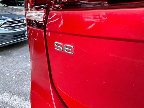 Used 2023 Volkswagen Tiguan SE w/ Panoramic Sunroof Package image 10