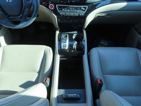 Used 2017 Honda Pilot Touring image 9