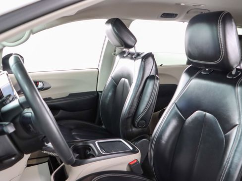 Used 2023 Chrysler Pacifica Touring-L FWD image 23