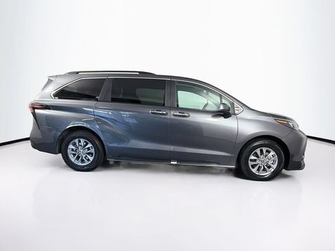 Used 2025 Toyota Sienna XLE FWD image 11
