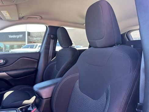 Used 2019 Jeep Cherokee Latitude w/ Popular Appearance Group image 17