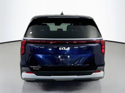 Used 2025 Kia Carnival FWD image 6