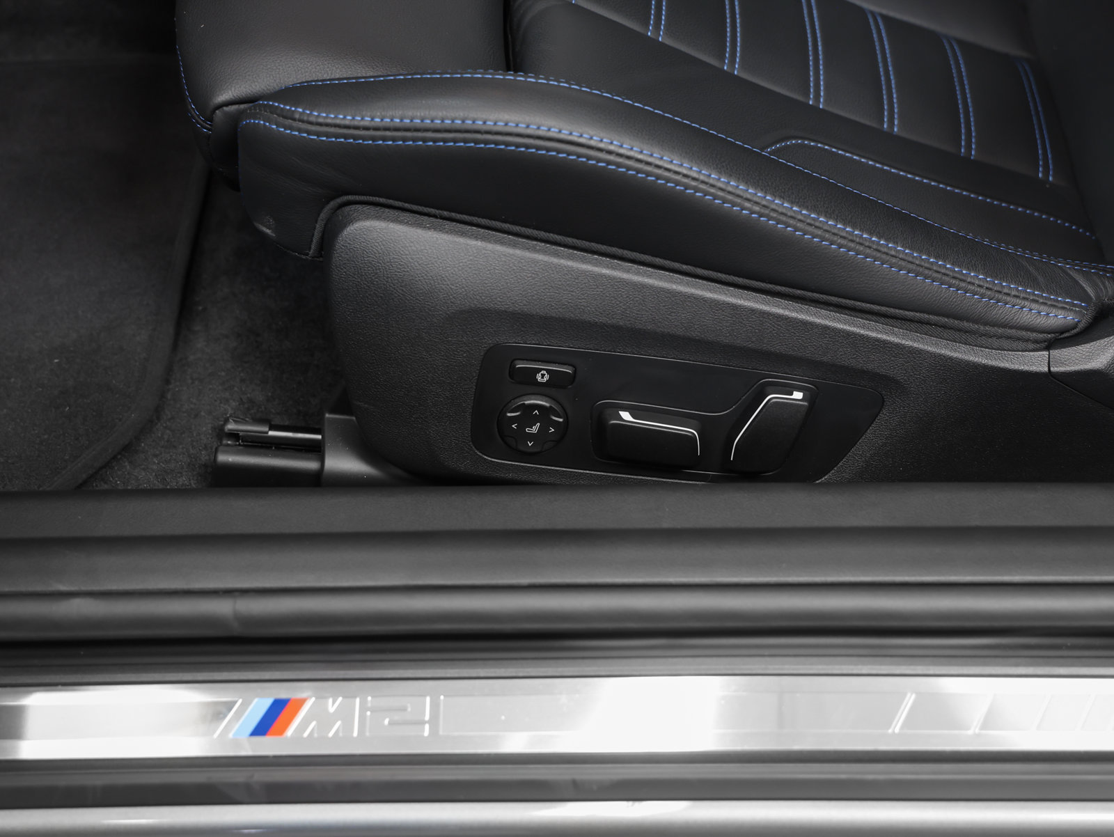 Used 2026 BMW M2 w/ Lighting Package RWD image 35