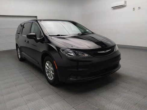 Used 2022 Chrysler Voyager LX image 13