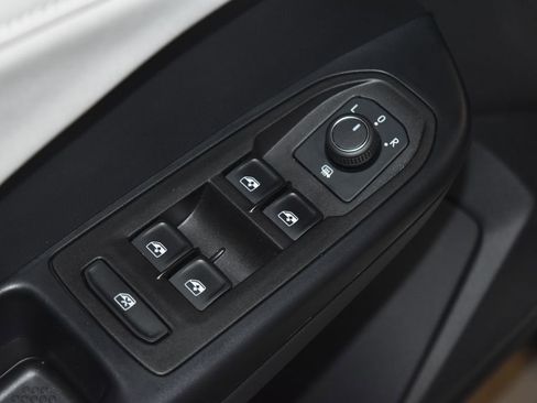 Certified 2025 Volkswagen Taos SE w/ Panoramic Sunroof Package image 5