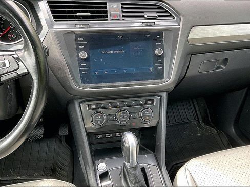 Used 2018 Volkswagen Tiguan SE w/ Panoramic Sunroof Package FWD image 9