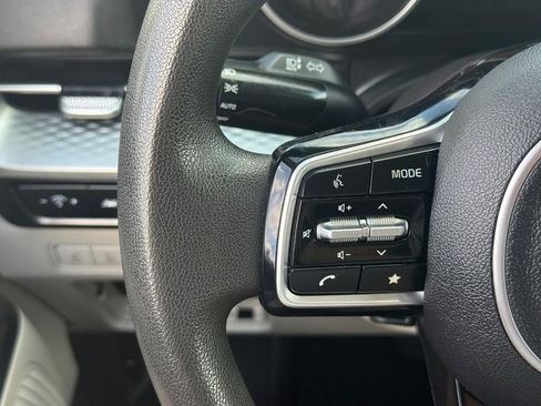 Used 2022 Kia Carnival LX FWD image 20
