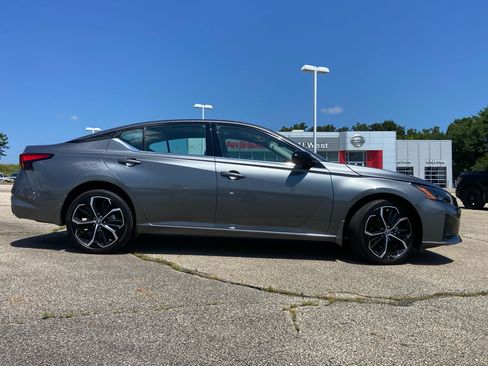 Used 2023 Nissan Altima 2.5 SR AWD/4WD image 2