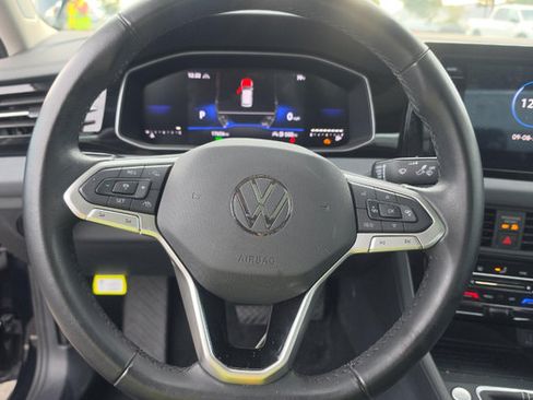 Used 2025 Volkswagen Jetta SE FWD image 3