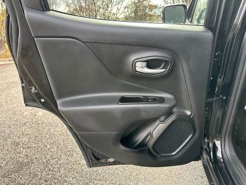 Used 2023 Jeep Renegade Latitude image 21