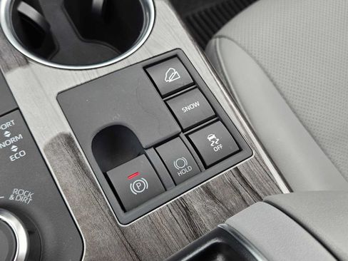 Certified 2025 Toyota Highlander Platinum AWD/4WD image 31