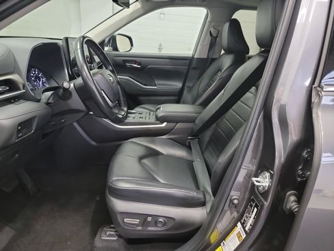 Used 2022 Toyota Highlander XLE AWD/4WD image 12