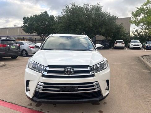 Used 2017 Toyota Highlander Limited FWD image 2