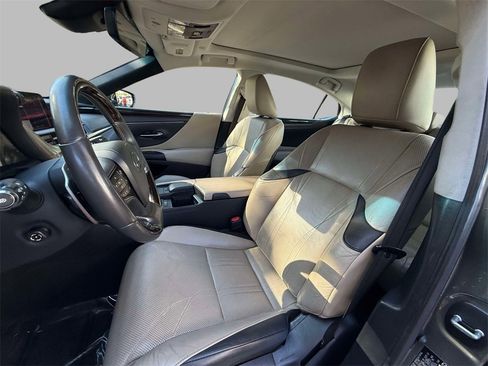 Used 2019 Lexus ES 350 Luxury w/ Accessory Package image 2