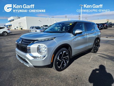 Used 2024 Mitsubishi Outlander SE image 1