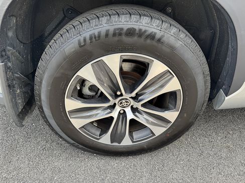 Used 2021 Toyota Highlander XLE AWD/4WD image 26