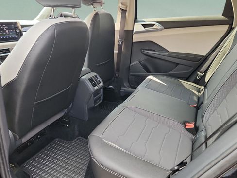 Certified 2025 Volkswagen Taos SE image 9