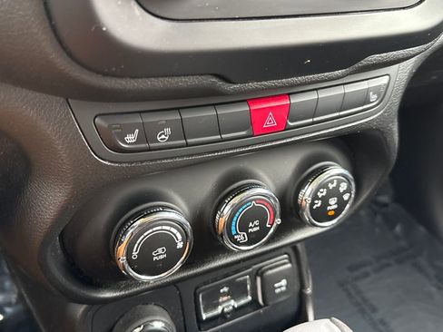 Used 2017 Jeep Renegade Latitude w/ Cold Weather Group image 23