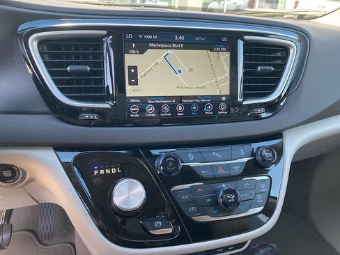 Used 2020 Chrysler Pacifica Touring-L FWD image 15