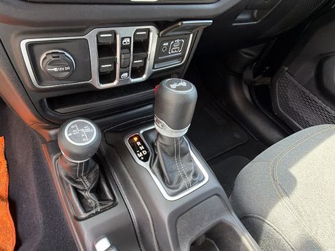 Used 2025 Jeep Wrangler Unlimited Sahara AWD/4WD image 30