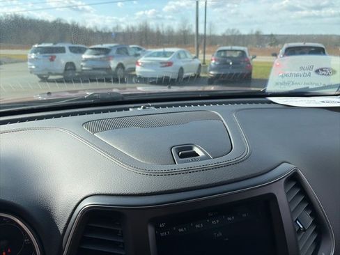 Used 2021 Jeep Cherokee Latitude Lux w/ Comfort/Convenience Group image 19