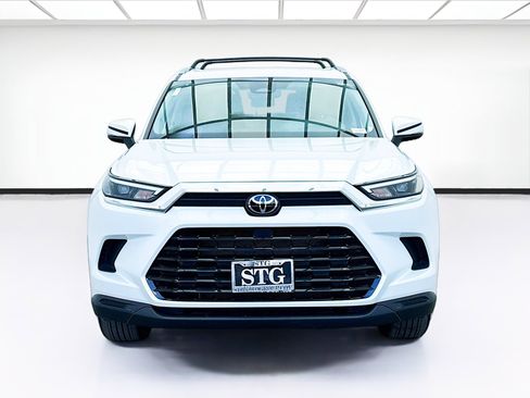 Used 2024 Toyota Grand Highlander XLE image 2