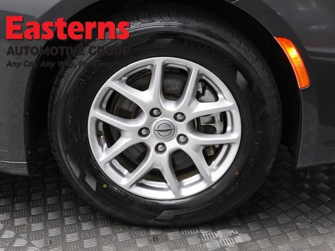 Used 2023 Chrysler Pacifica Touring-L image 34