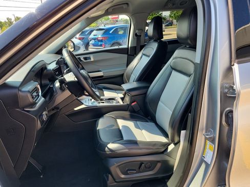 Used 2023 Ford Explorer XLT w/ Equipment Group 202A AWD/4WD image 9