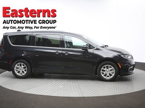 Used 2023 Chrysler Pacifica Touring-L FWD image 46