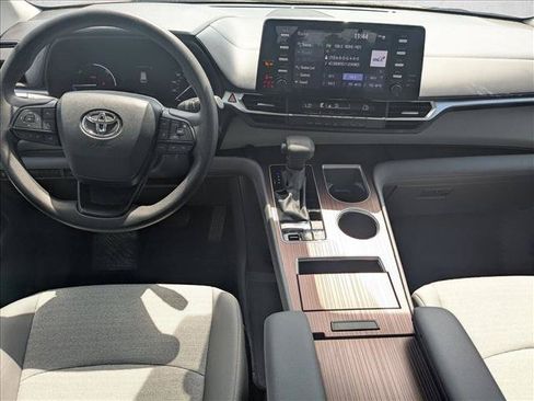Used 2024 Toyota Sienna LE FWD image 15