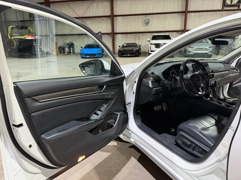 Used 2018 Honda Accord Touring image 12