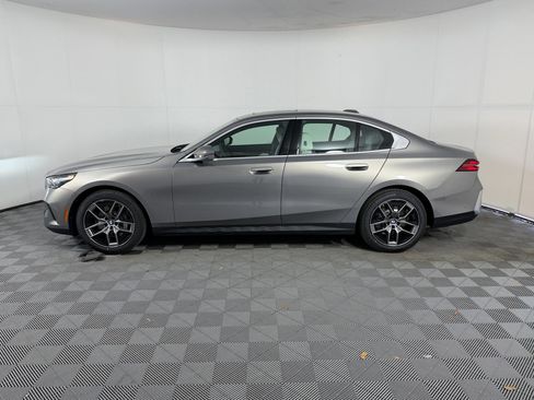 Used 2027 BMW 530i w/ Convenience Package RWD image 2