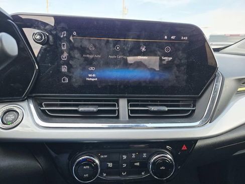 Certified 2025 Chevrolet Trax LT w/ Driver Confidence Package image 8