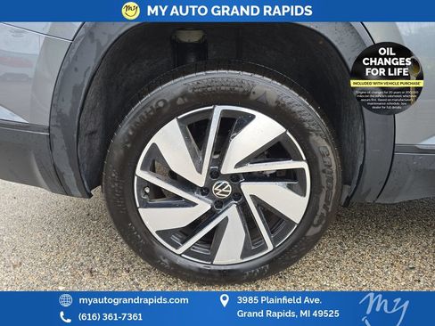 Used 2025 Volkswagen Atlas SE AWD/4WD image 32
