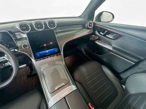 Used 2025 Mercedes-Benz GLC 300 4MATIC image 11