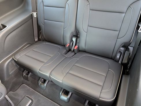 Used 2021 GMC Acadia Denali w/ Denali Technology Package image 11