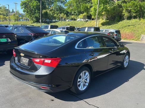 Used 2017 Chevrolet Malibu LT FWD image 4