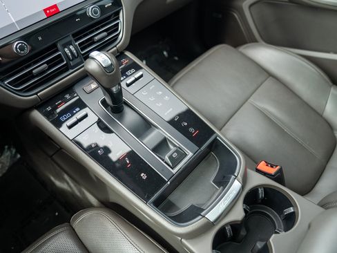Certified 2024 Porsche Macan AWD/4WD image 20